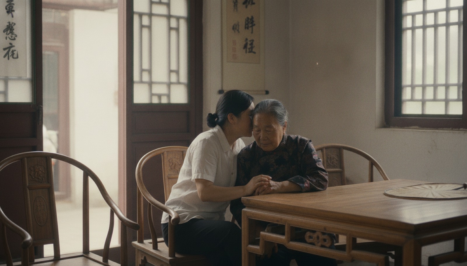 老家堂屋妈妈握着奶奶的手坐着说话