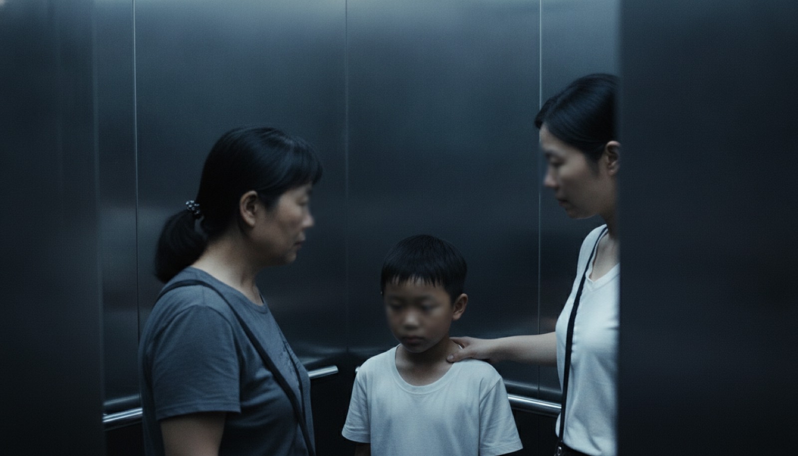 傍晚小区电梯里陌生阿姨盯看男孩妈妈在身边
