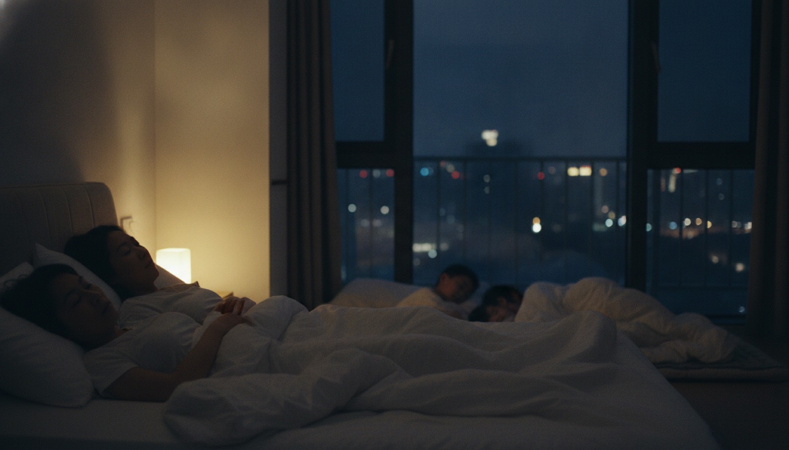 深夜卧室妈妈躺床上睁眼望天花板睡不着