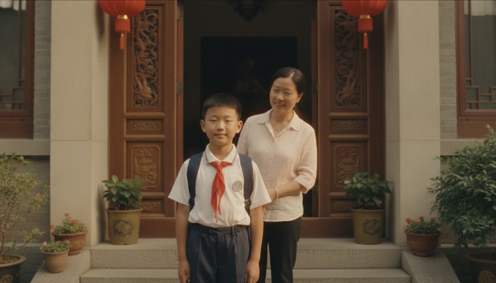 夏末清晨门口男孩背书包从容准备上学妈妈微笑目送