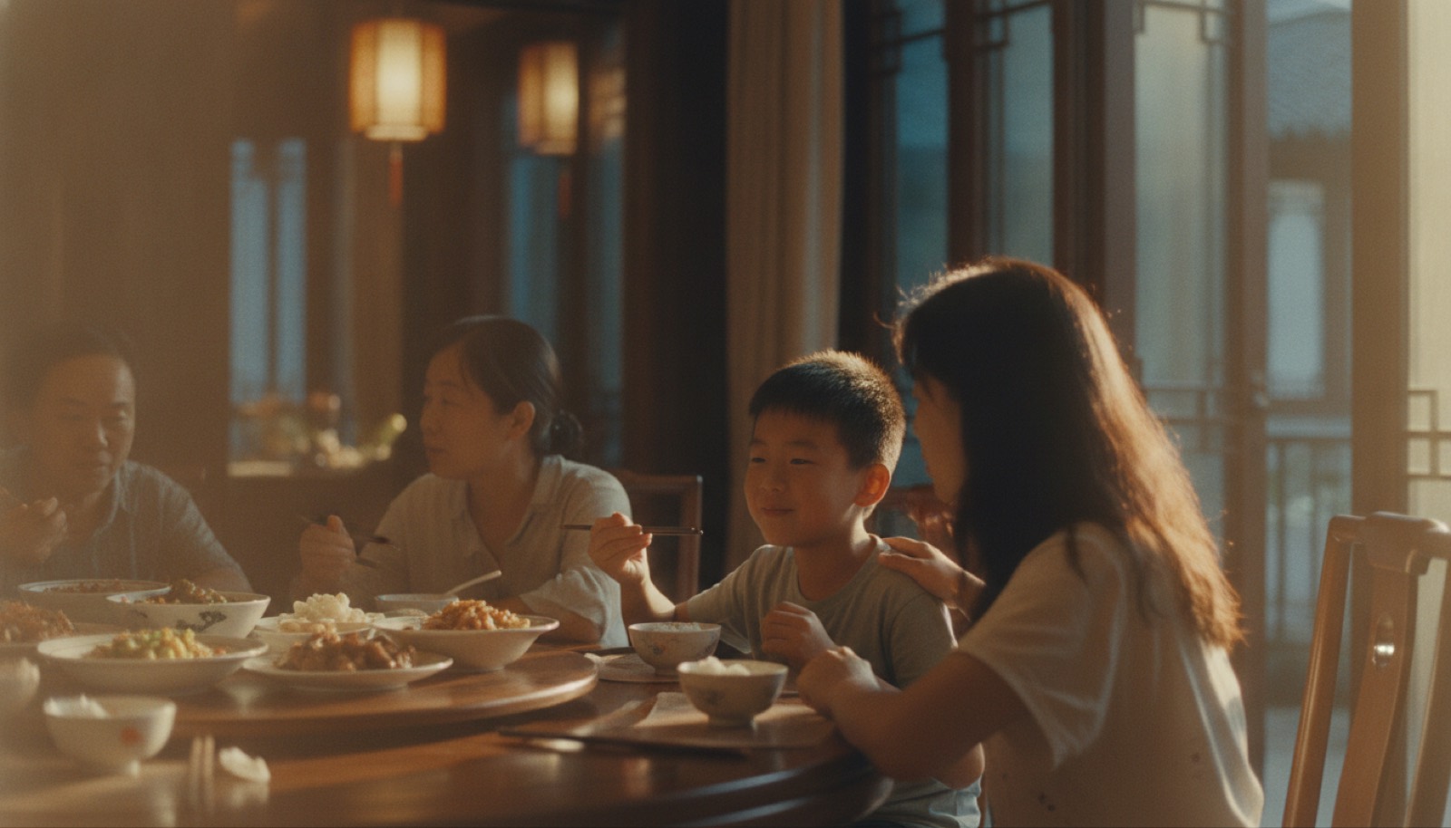 餐桌妈妈接话头孩子放松继续吃饭