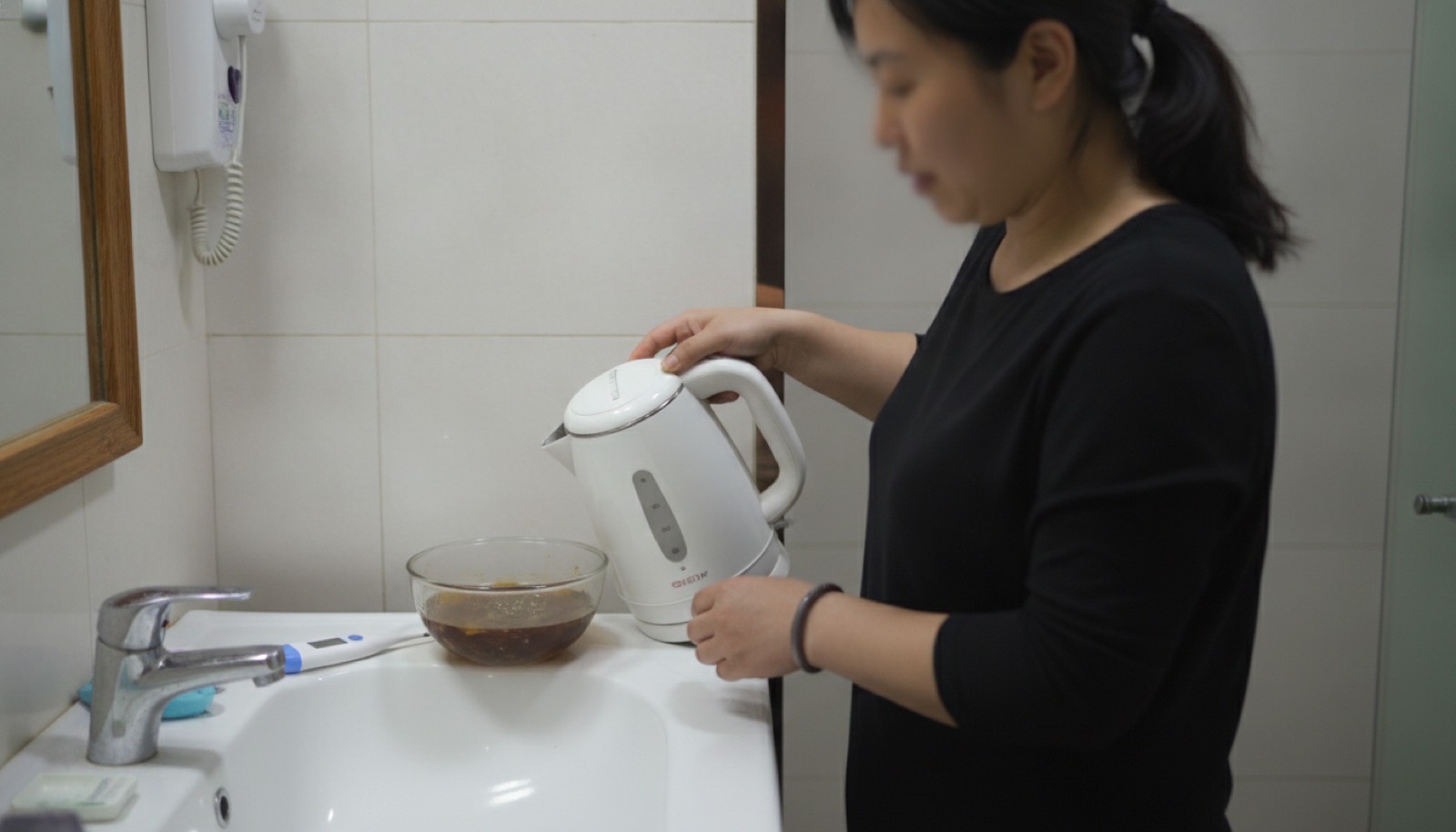 酒店标准间洗漱台妈妈用电水壶煮热水加热中药