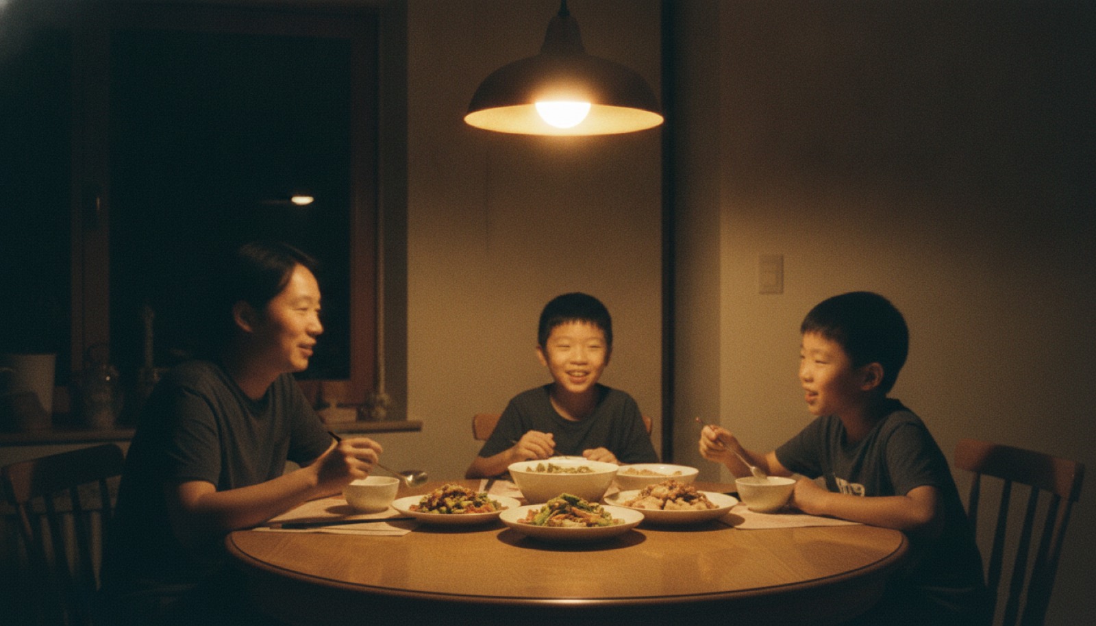 夜晚餐桌一家三口吃晚饭气氛轻松说笑没人在意那个声音